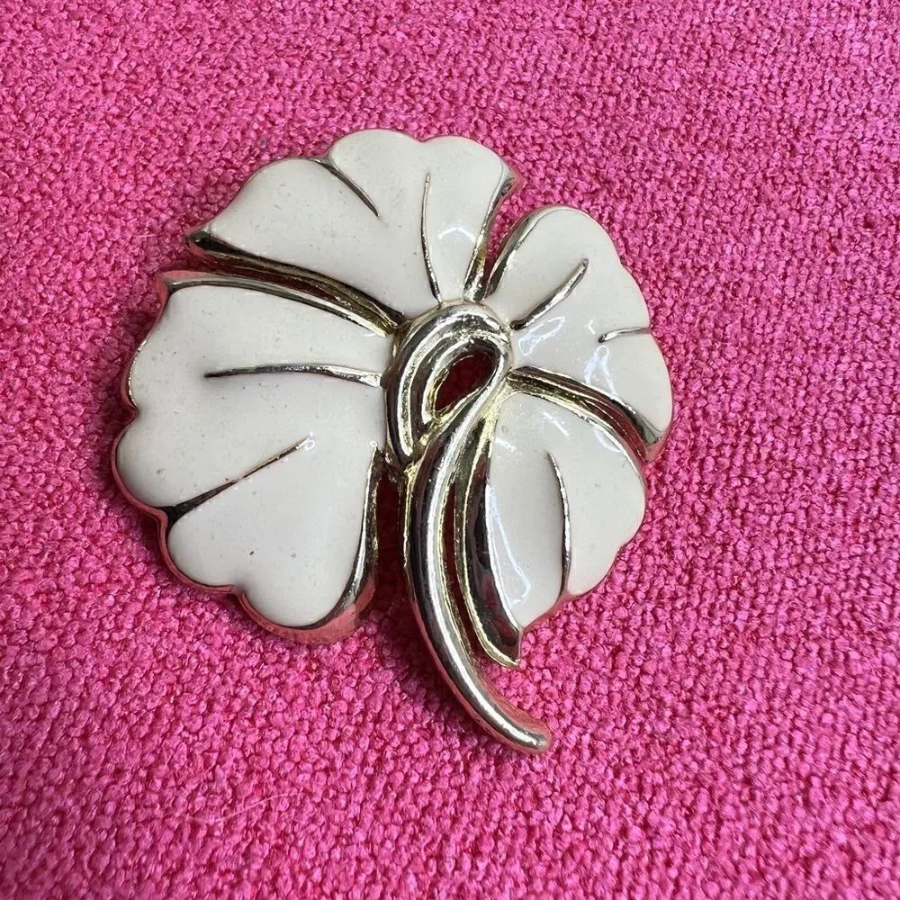 Beautiful Vintage Ceramic Brooch